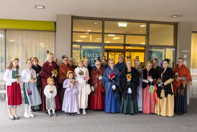 Rund 3.630 Euro spendeten die Goldhaubenfrauen für neue Teppiche der Pfarrkirche.  | Foto: Goldhauben