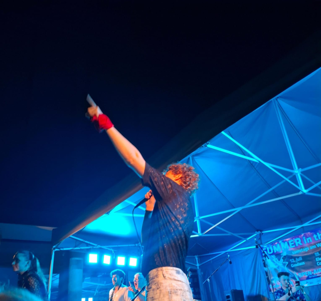 Sein großes Ziel ist es einmal, eigene Musik zu kreieren und diese mit der Welt zu teilen. Am liebsten wäre er unterwegs auf Tour, um zu performen.  | Foto: Benedikt Froihofer
