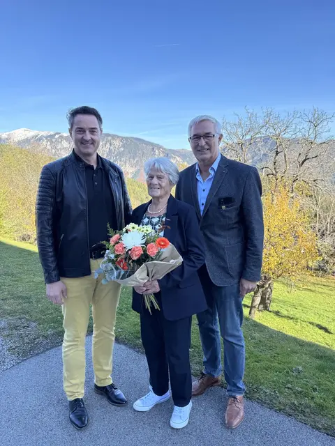 Das Geburtstagskind mit Bgm. Jochen Bous (l.) und Franz Perner (r.). | Foto: Gemeinde Payerbach