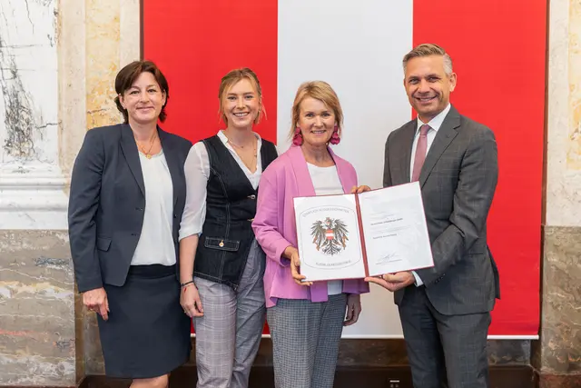 Anita Ochensberger (3. v. l.) bekommt von Bundesminister für Wirtschaft Wolfgang Hattmansdorfer (1. v. r.) die Auszeichnung überreicht. | Foto: Enzo Holey