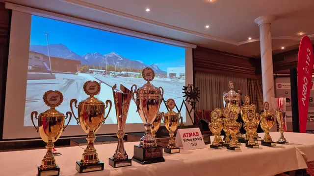 Fast 100 Trophäen warteten auf die Fahrer, die an mindestens fünf Rennen teilgenommen hatten. | Foto: ATMAS