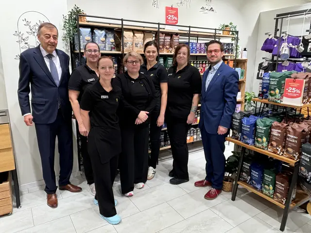 Hausherr Heribert Krammer und Tchibo-Prokurist Mario Gratzeberger (rechts) mit den Mitarbeiterinnen der neuen Tchibo-Filiale. | Foto: MeinBezirk/Angelika Kern