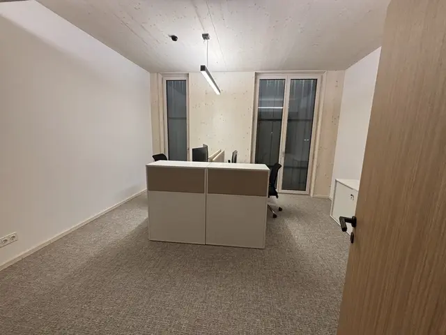 Die PV-Module an der Fassade sind gleichzeitig Schattenspender für die Innenräume. | Foto: MeinBezirk