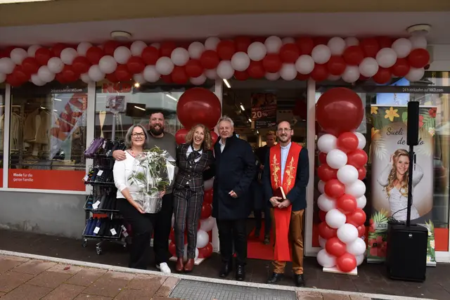 Filialleiterin Smeritschnig, District Manager Nowotny, Expansionsleiterin Graf, Bürgermeister Astner und Privisor Granig (v.l.) | Foto: MeinBezirk/Dominik Lach