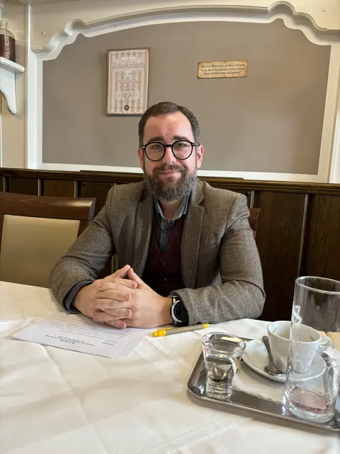 Jürgen Klösch (KPÖ Bruck) scheint das Zünglein an der Waage zu sein, wenn es um die Entscheidung für oder gegen einen Verkauf zu sein. | Foto: MeinBezirk/Angelika Kern