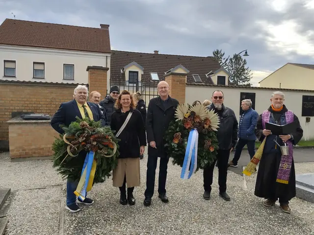 Bürgermeister Michael Lippl (Maria Lanzendorf, SPÖ), Amtsleiter-Stellvertreterin Sabine Rimser (Maria Lanzendorf), Karl Köllnhofer (Ehrenbürger und Amtsleiter i.R. Lanzendorf), Vizebürgermeister Heinz Blocher (Lanzendorf, SPÖ) und Bruder Michele Pezzini (Pfarre Maria Lanzendorf) | Foto: Gemeinde Lanzendorf