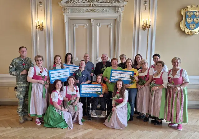 Im Rathaus Weitra übergaben die "Waldviertler Wein Weiber“ den Erlös ihrer Jubiläumsveranstaltung an soziale Organisationen. | Foto: Waldviertler Wein Weiber