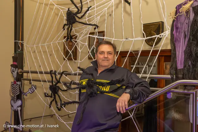 Vizebürgermeister Manfred Mitzl in den Fängen der Spinnen. | Foto: www.cine-motion.at / Ivanek