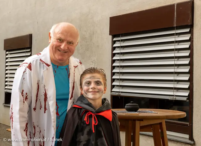 Der Vampire mit dem blutüberströmten, noch lachenden Bürgermeister Ernst Wendl. | Foto: www.cine-motion.at / Ivanek