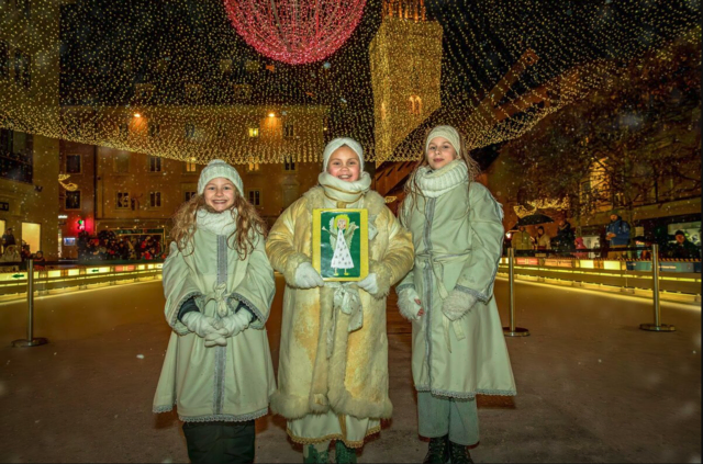 Das Christkind aus dem letzten Jahr Laura Giefer (Mitte) mit den beiden Hauptengeln Lena Schönherr (l.) und Victoria Miklau-Kuehs (r.) | Foto: Foto Knaus