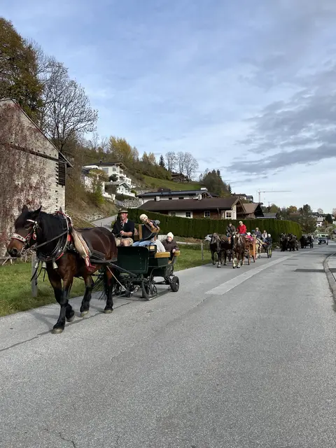 Mit fünf Gespannen machte man eine Rundfahrt durch Uttendorf. | Foto: Reitergruppe Uttendorf
