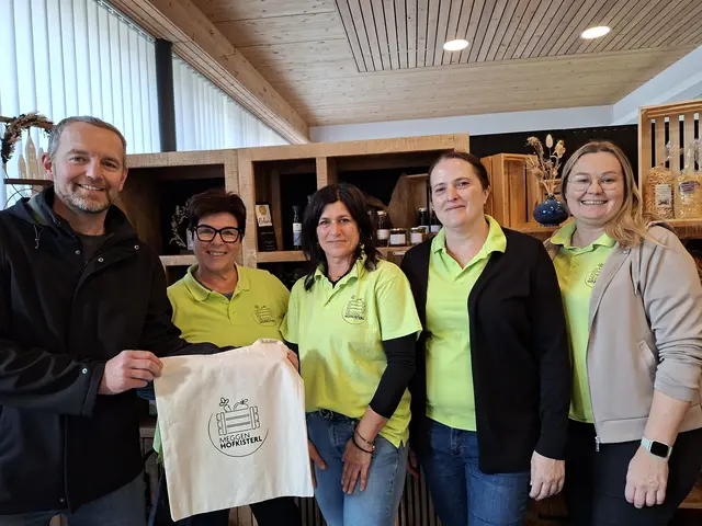 Bürgermeister Heinz Oberndorfer (ÖVP) und das Team vom Meggen-Hof-Kisterl feierten das Jubiläum gemeinsam.

 | Foto: Meggen-hof-Kisterl
