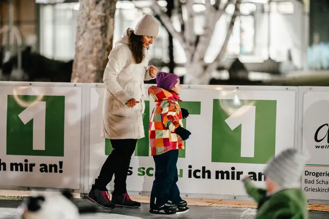 Die große Eislaufbahn und ein liebevoll gestalteter Selfie-Spot begeistern Besucher jeden Alters. 
 | Foto: Sophia Hartsch – bunterpixel Fotografie