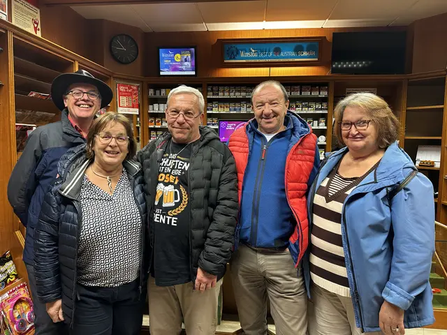 Josef Beer (3. v. l.) mit Gattin (2. V. l.) am letzten Arbeitstag gemeinsam mit Stammkunden aus der Neustadt. | Foto: MeinBezirk
