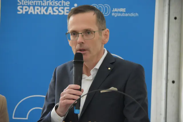 Oliver Kröpfl erklärt, wieso Banken ein menschliches Geschäft bleiben. | Foto: MeinBezirk/Helmut Riedl