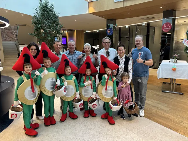 Bereit für den Weltspartag: Die Sparkassianer und die kleinen Sparefrohs am Freitagvormittag. | Foto: Zezula, Sparkasse WRN