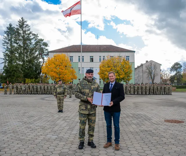 Alfred Steingreß überreicht Michael Huber die Urkunde. | Foto: Bundesheer