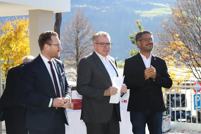 Feierliche Schlüsselübergabe: NHT-Gschäftsführer Johannes Tratter, LH Stv. Philip Wohlgemuth und Bgm. Markus Freimüller begrüßen die neuen Mieterinnen und Mieter. | Foto: HT/Karg/Kendlbacher