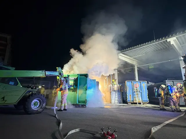 Am 30. Oktober gegen 19:00 kam es zu einem Brand am Kufsteiner Recyclinghof. Knapp eine Stunde brauchten die 40 Einsatzkräfte fürn das Löschen des Feuers. | Foto: zoom.tirol