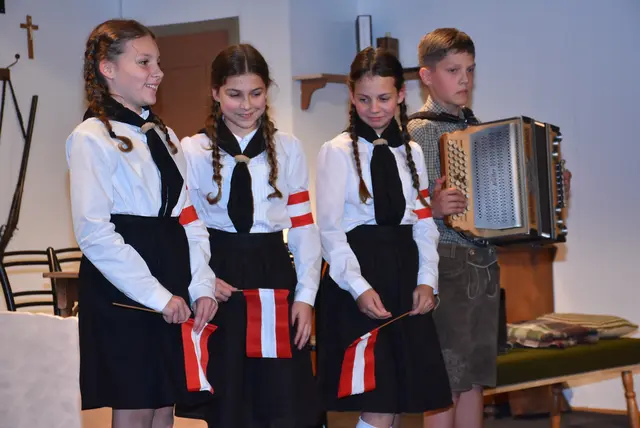 Bei der Premiere des Stücks „Kein schöner Land“ von Felix Mitterer gab es Standing Ovations, höchstes Lob und Gratulationen für die Regisseurin Heidi Gumpenberger. Die Theatergruppe St. Thomas setzt mit dieser Darbietung einen kulturellen Meilenstein.  | Foto: Zinterhof