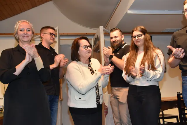 Bei der Premiere des Stücks „Kein schöner Land“ von Felix Mitterer gab es Standing Ovations, höchstes Lob und Gratulationen für die Regisseurin Heidi Gumpenberger. Die Theatergruppe St. Thomas setzt mit dieser Darbietung einen kulturellen Meilenstein. Regie: Heidi Gumpenberger.  | Foto: Zinterhof