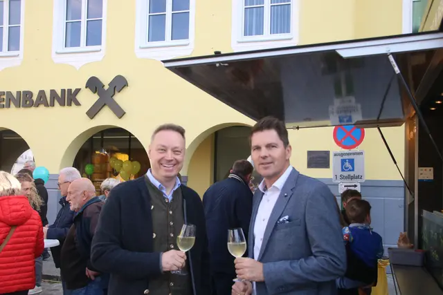 Raiffeisendirektor Adi Feichtinger und Geschäftsleiter Andi Knapp (rechts).