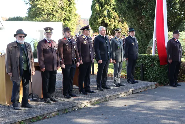 Die Ehrengäste nehmen die Defilierung der Verbände ab | Foto: Gerhard Langmann