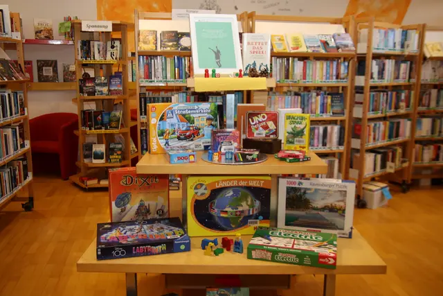 Auch Kinderbücher und Spiele stehen zur Auswahl.