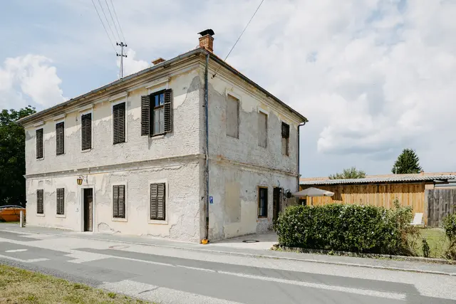 Die alte Volksschule wurde vom Sammler und Kulturliebhaber Peter Hirschfeld gekauft. Er plant ein kleines "Nachhaltigkeitsmuseum". | Foto: Burgenland-Tourismus