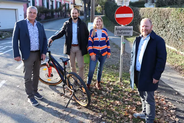 Bgm. Karl Bohnstingl, Vbgm. Christoph Oswald und die GemR Manuela Langmann, Bernhard Lazarus (v.l.) bei einem Lokalaugenschein | Foto: Gerhard Langmann