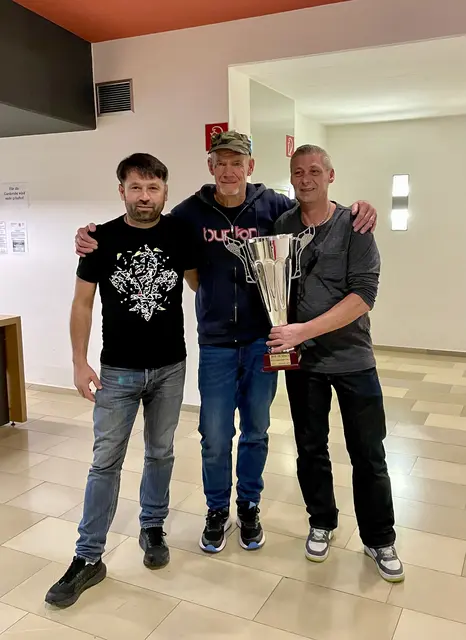 Die Völser Marktmeister 2025: Rusmir Sinanovic, Heinz Zdenek und Wolfgang Stecher mit prächtiger Trophäe. | Foto: Schützengilde