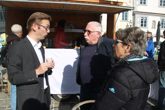 Sparkassendirektor Martin Müllauer im Gespräch mit Kunden.