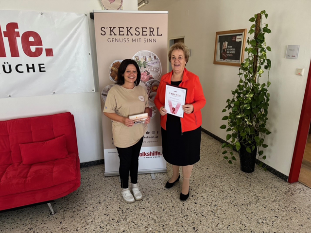 Linda Kunczer wurde für 25 Jahre bei "S'Kekserl" von Volkshilfe-Präsidentin Verena Dunst ausgezeichnet. | Foto: Volkshilfe Burgenland