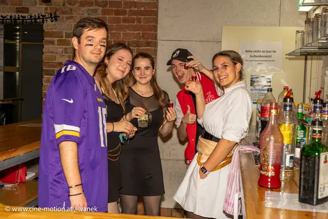 Das Barteam stärkt sich mit blutrotem Shots. | Foto: www.cine-motion.at / Ivanek