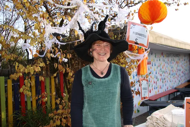 Michaela Gauderer im Einsatz für die Basteleien.