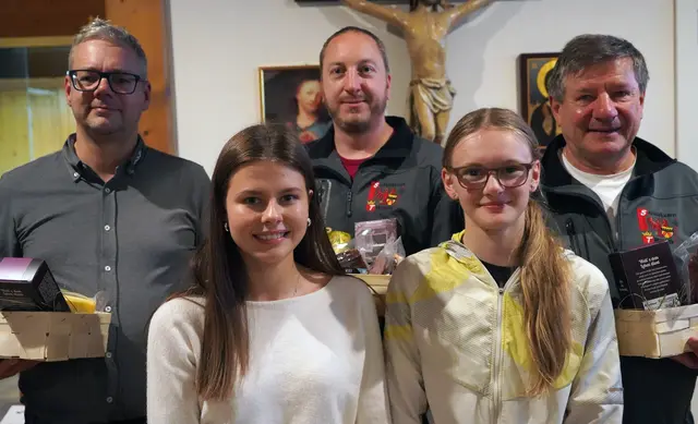 Die Mannschaft der Kompanie Trins (m. Sieger Gerhard Mair) war einmal mehr nicht zu schlagen, dahinter lauern aber schon die Jungmarketenderinnen Neveah (r.) und Pia. | Foto: Manfred Weiß