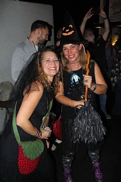 Beste Stimmung bei den zwei Hexen Daniela und Simone.