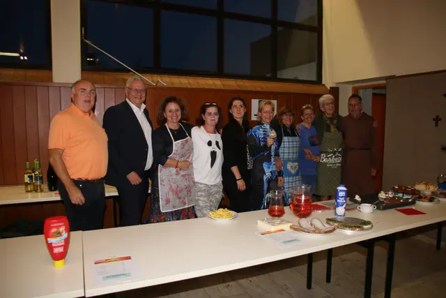 v. li. Ing. Karl Tinhof, Bgm Thomas Steiner, VizeBgm Monika Teubenbacher-Schriefl, Sabrina Zsuganits, Christine Stöckl, Martina Böhm, Elisabeth Ankerl, Petra Glanz, Gerda Nemeth und Herwig Teubenbacher  