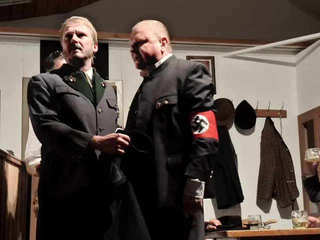 Bei der Premiere des Stücks „Kein schöner Land“ von Felix Mitterer gab es Standing Ovations, höchstes Lob und Gratulationen für die Regisseurin Heidi Gumpenberger. Die Theatergruppe St. Thomas setzt mit dieser Darbietung einen kulturellen Meilenstein.  | Foto: Zinterhof