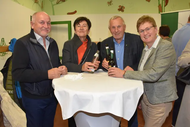 Bei der Premiere des Stücks „Kein schöner Land“ von Felix Mitterer gab es Standing Ovations, höchstes Lob und Gratulationen für die Regisseurin Heidi Gumpenberger. Die Theatergruppe St. Thomas setzt mit dieser Darbietung einen kulturellen Meilenstein. Gottfried und Christa Hochgatterer, Franz Hiesl, Rosemarie Ferstl.  | Foto: Zinterhof