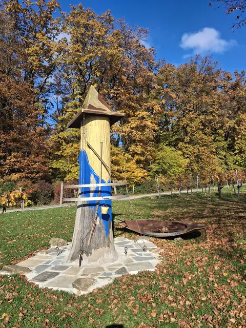Eine Baumskulptur vom Künstler ... | Foto: Gold Michaela