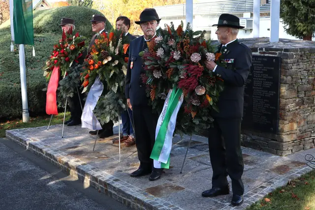Kameradschaftsbund, Feuerwehr und Marktgemeinde legten einen Kranz am Kriegerdenkmal nieder | Foto: Gerhard Langmann