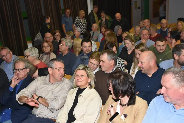 Bei der Premiere des Stücks „Kein schöner Land“ von Felix Mitterer gab es Standing Ovations, höchstes Lob und Gratulationen für die Regisseurin Heidi Gumpenberger. Die Theatergruppe St. Thomas setzt mit dieser Darbietung einen kulturellen Meilenstein.  | Foto: Zinterhof