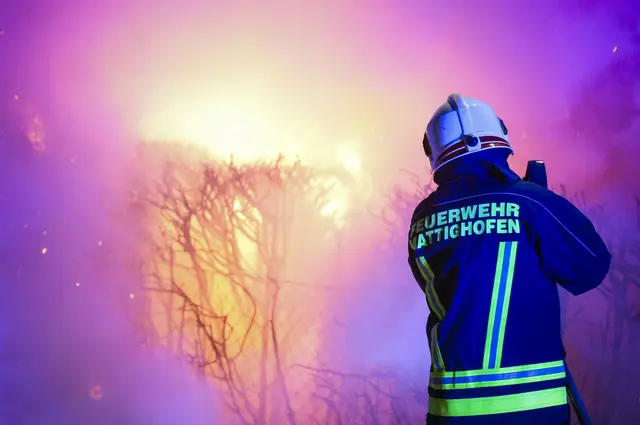 Beim Eintreffen der Einsatzkräfte stand die Hecke bereits in Vollbrand.  | Foto: Symbolfoto Scharinger/Daniel Scharinger