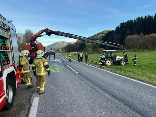 Der Pkw stieß gegen das linke Vorderrad des Traktors, wodurch die Zugmaschine nach rechts in ein angrenzendes Feld geschleudert wurde. | Foto: FF Edelsdorf