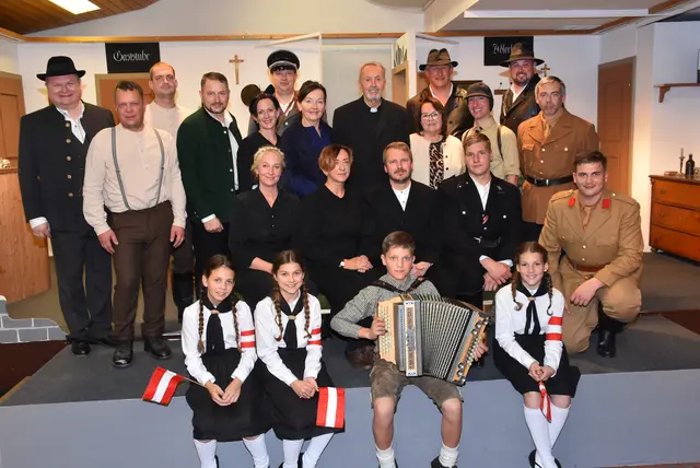 Bei der Premiere des Stücks „Kein schöner Land“ von Felix Mitterer gab es Standing Ovations, höchstes Lob und Gratulationen für die Regisseurin Heidi Gumpenberger. Die Theatergruppe St. Thomas setzt mit dieser Darbietung einen kulturellen Meilenstein.  | Foto: Zinterhof