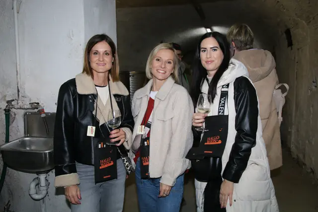 Kristina, Dagmar und Melanie genossen den Wein in St. Margarethen.  | Foto: Eduard Wimmer