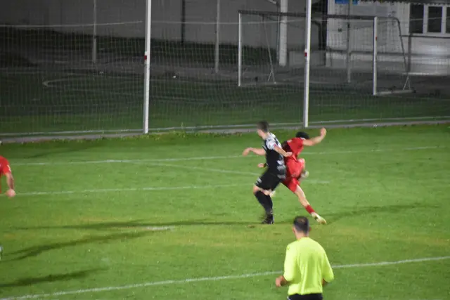 Bedrängt trifft Ibrahim Sahin zum 1:0. | Foto: Michael Strini