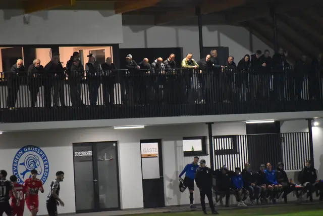 Gut besuchte VIP-Tribüne | Foto: Michael Strini