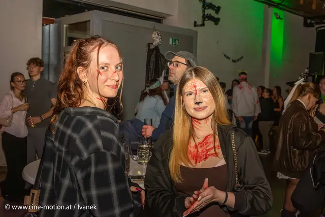 Carmen und Zoe - blutig unterwegs (vlnr). | Foto: www.cine-motion.at / Ivanek